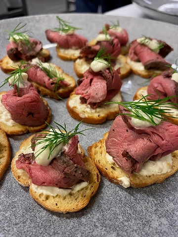 Roast beef canapes